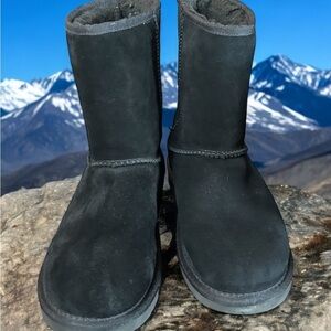 UGG Women’s Classic Black Suede Leather Sherpa Lined Short II Boot. Size 7.